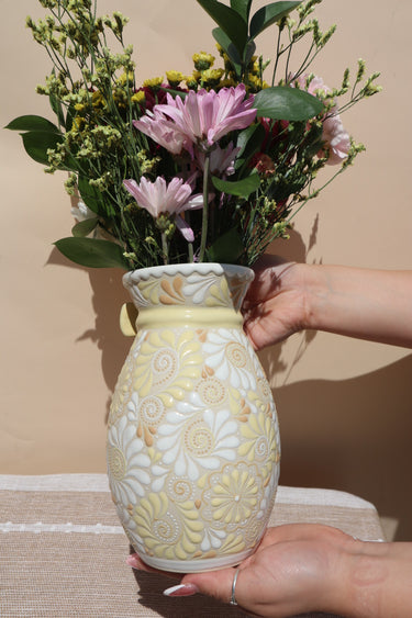 Soft Butter Casita (Bow Vase) 💛🧈🌼