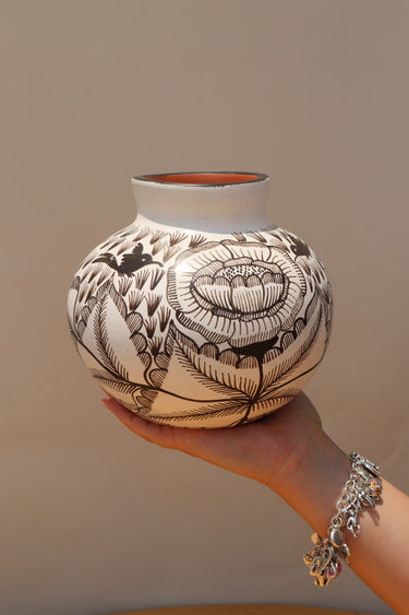 Ancestral Michoacán Vase (white)
