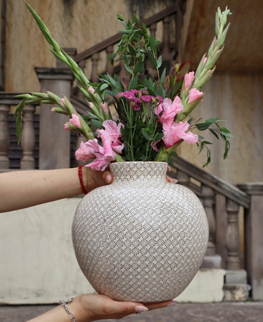 Michoacán Sphere Vase - Cream/White