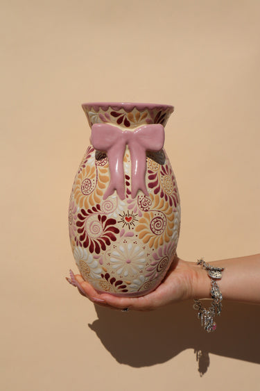 Rosita Bow Vase (Cream Base) 🎀